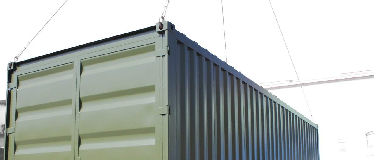 Technikcontainer für ein Blockheizkraftwerk beim Verladen