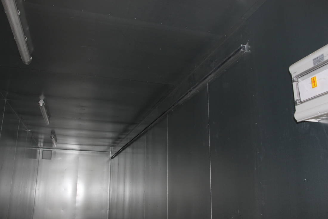 ABS intec - Technikcontainer Elektrocontainer Steuerungscontainer Schaltschrank Kippschutz C Schiene scaled e1661269236986 - Batteriecontainer