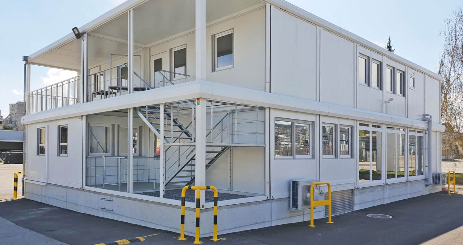 Schulcontainer als Doppelstockanlage mit Treppenhaus