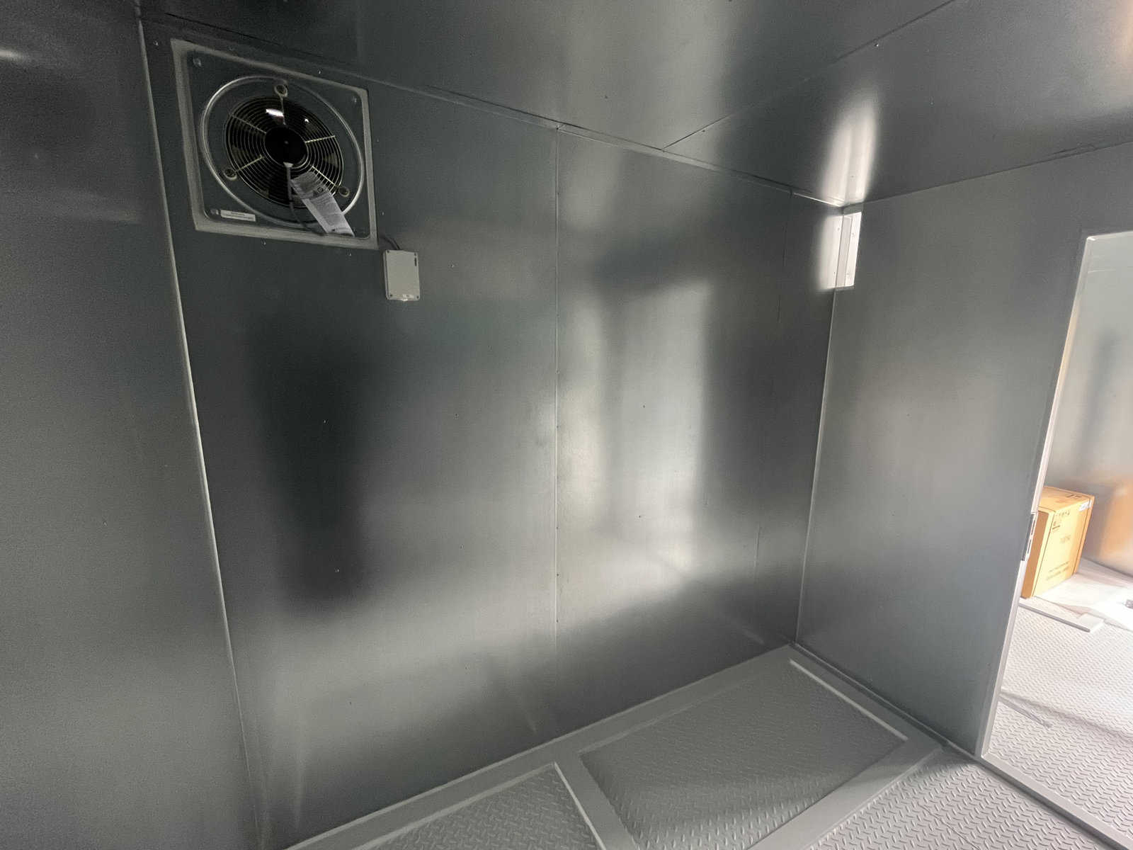 ABS intec - Technikcontainer Batterieraum innen leer scaled - Planung & Engineering