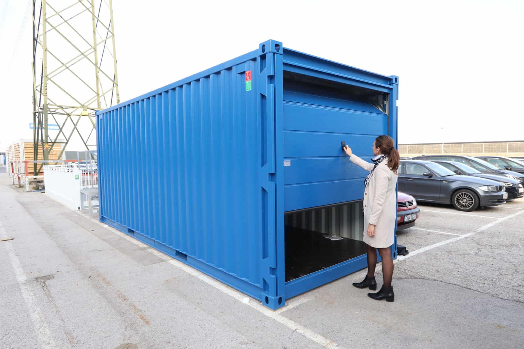 ABS intec - Technikcontainer 20ft Lagercontainer mit Sektionaltor RAL5010 CTX scaled - Bürocontainer