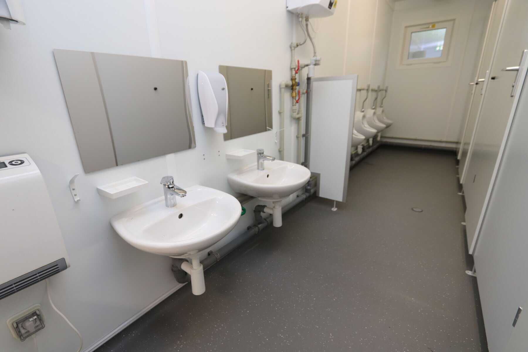 ABS intec - Technikcontainer 20ft Sanitaer Herren WC Innenansicht scaled - Bürocontainer