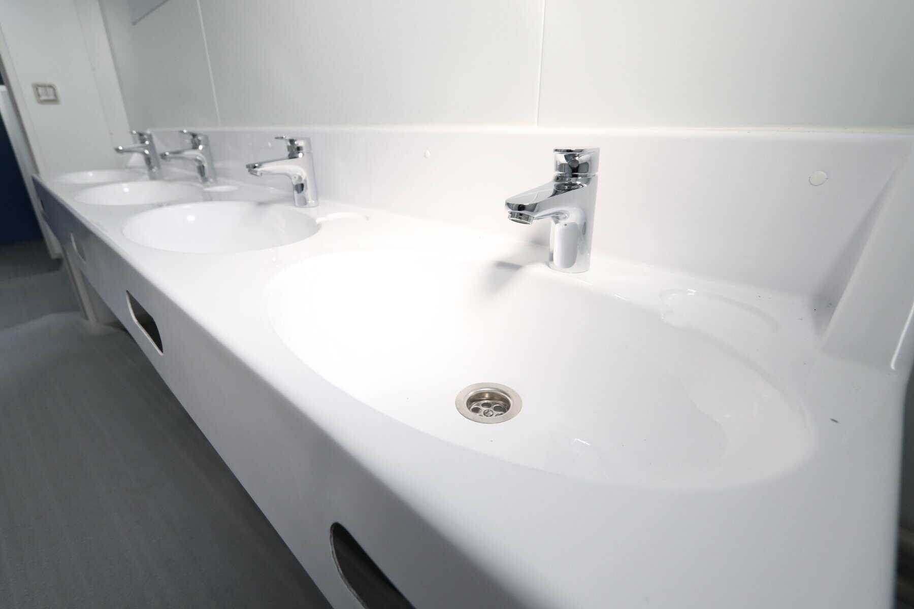 ABS intec - Technikcontainer 20ft Sanitaer Waschbecken Innenansicht scaled - Bürocontainer