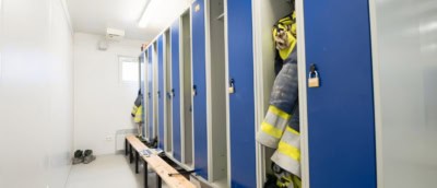 ABS intec - Technikcontainer Schwarz Weiss Container 20ft Arbeitskleidung Spinde 400x172 - Bürocontainer