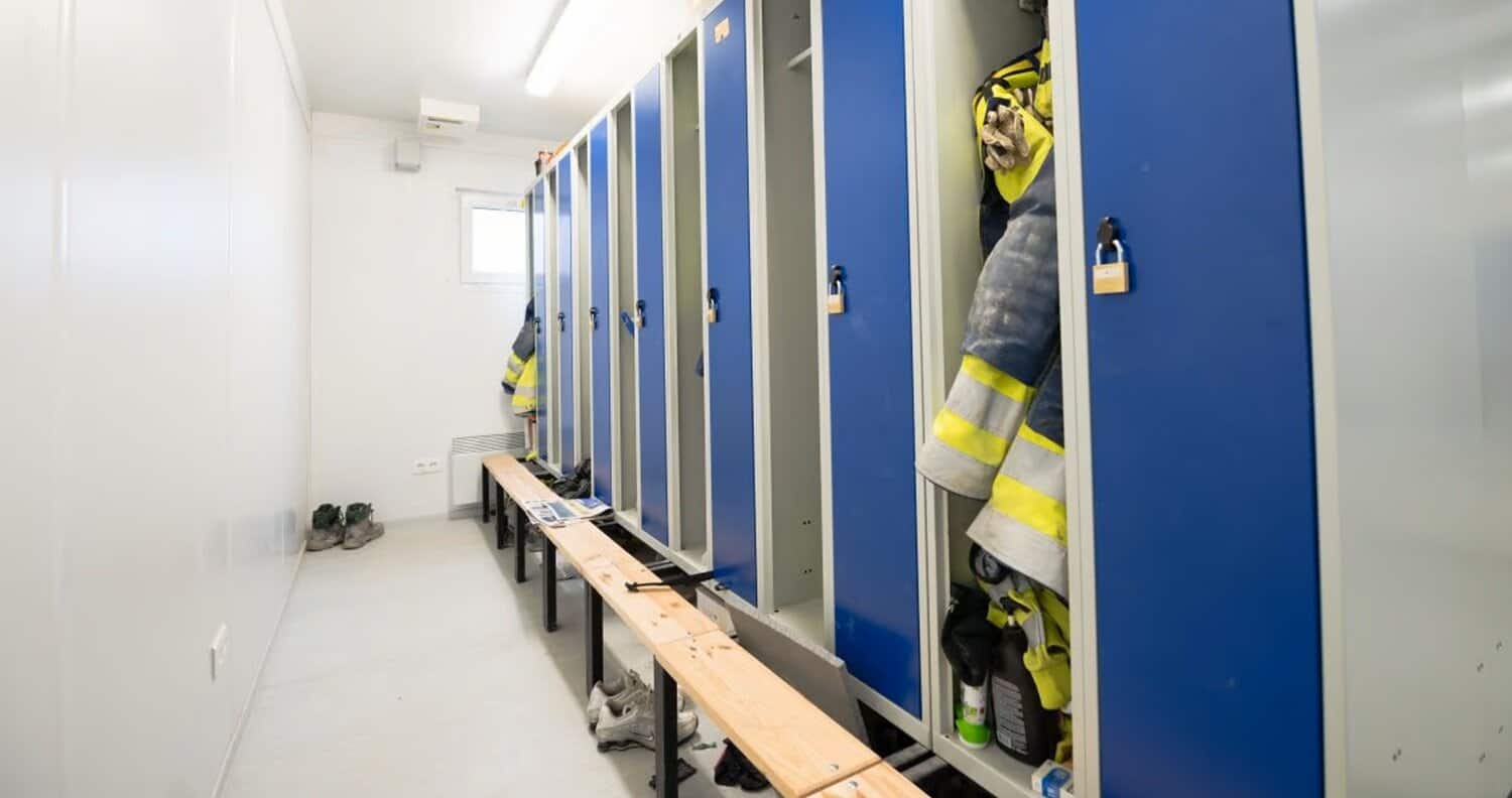 ABS intec - Technikcontainer Schwarz Weiss Container 20ft Arbeitskleidung Spinde - Umkleide- und Duschcontainer