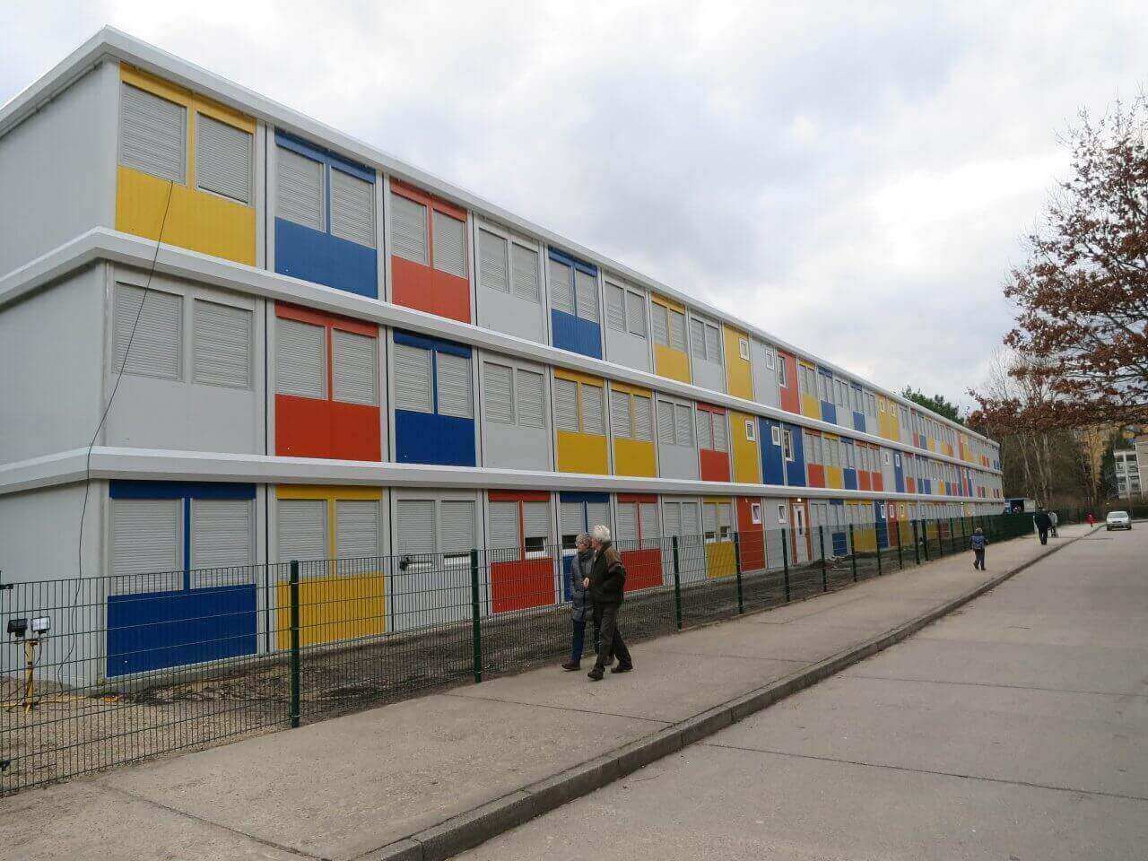 ABS intec - Technikcontainer Asylwerberunterkunft DE Berlin ClassicLine vielfarbig mit Attika - Sanitärcontainer