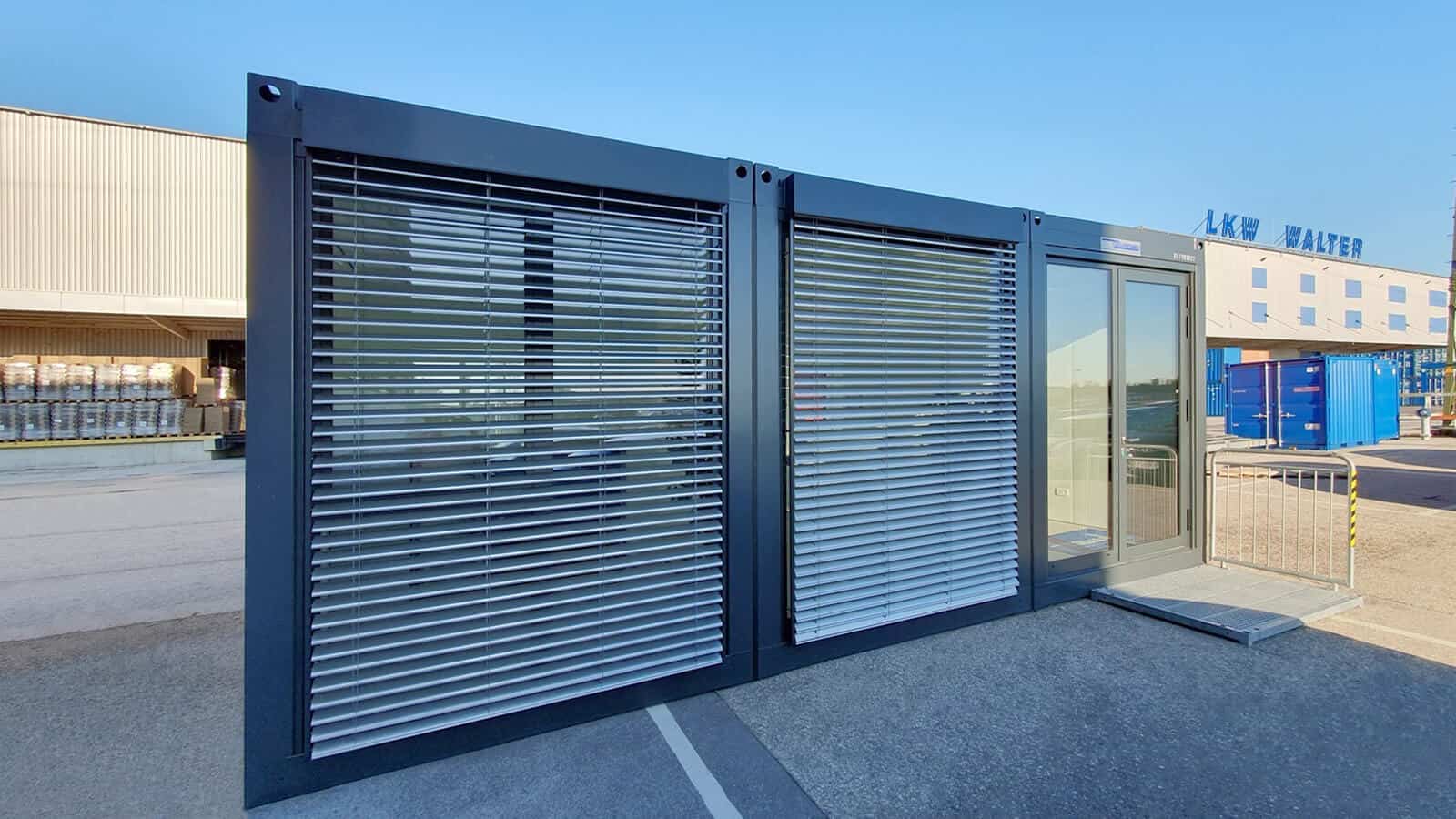 Ausstellungsraum und Verkaufscontainer mit Vollverglasung mit Aussenjalousie Containex Plus-Line